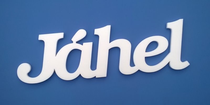 Ajtóra vagy gyerekszoba falára felragasztható Jáhel név felirat.