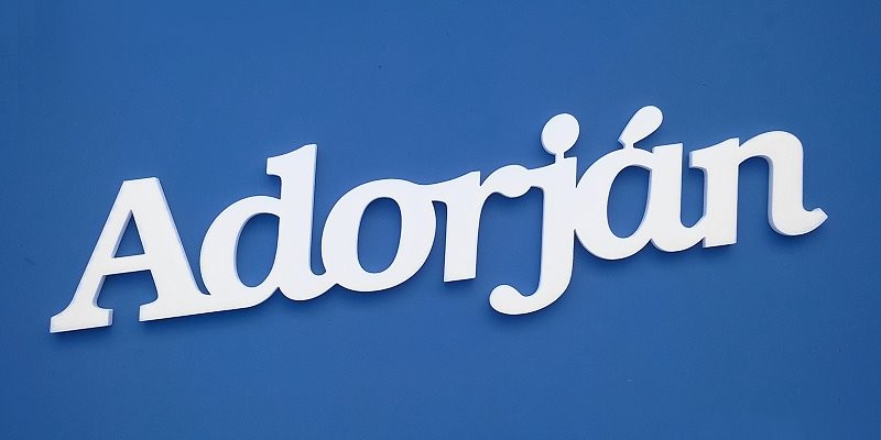 Adorján név felirat. Ajtóra vagy gyerekszoba falára felragasztható Adorján név felirat.
