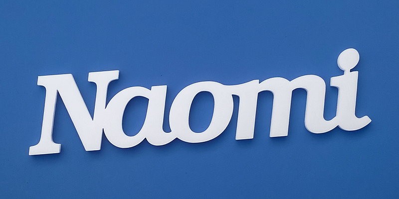 Ajtóra vagy gyerekszoba falára felragasztható Naomi név felirat.