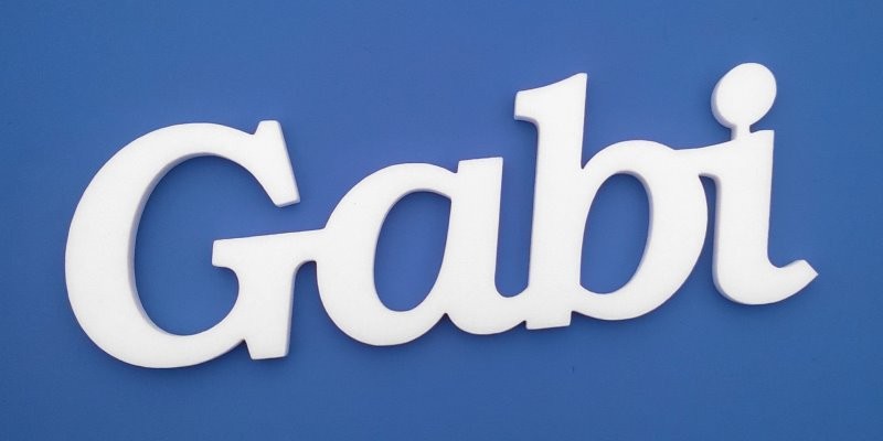 Gabi név felirat. Ajtóra vagy gyerekszoba falára felragasztható Gabi név felirat.