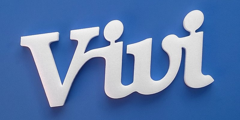 Vivi név felirat. Ajtóra vagy gyerekszoba falára felragasztható Vivi név felirat.