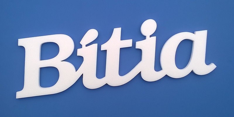 Ajtóra vagy gyerekszoba falára felragasztható Bítia név felirat.