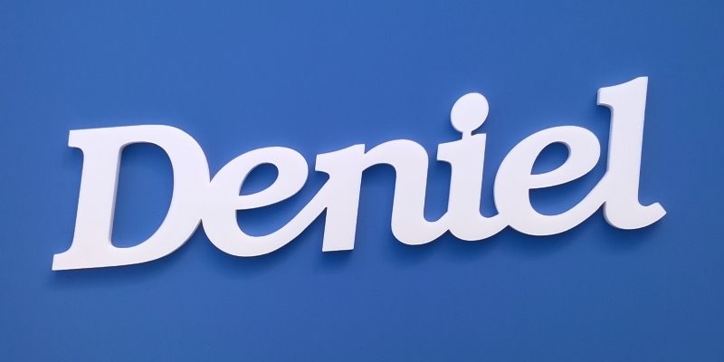 Ajtóra vagy gyerekszoba falára felragasztható Deniel név felirat.