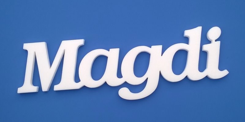 Ajtóra vagy gyerekszoba falára felragasztható Magdi név felirat.