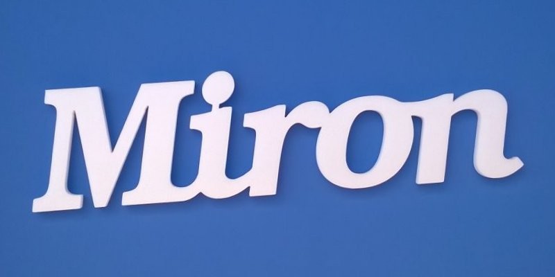 Miron név felirat. Ajtóra vagy gyerekszoba falára felragasztható Miron név felirat.