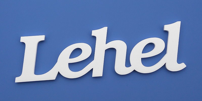 Lehel név felirat. Ajtóra vagy gyerekszoba falára felragasztható Lehel név felirat.