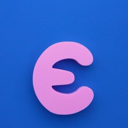 "E" dekorációs betű a SUZY termékcsaládból.