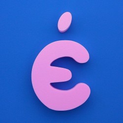 "É" dekorációs betű a SUZY termékcsaládból.