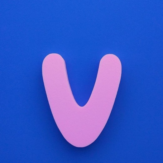"V" dekorációs betű a SUZY termékcsaládból. (termék) "V" dekorációs betű a SUZY termékcsaládból.