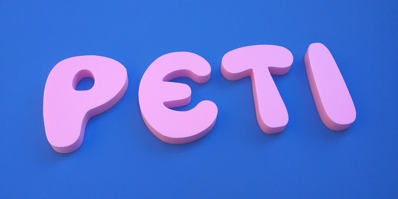 PETI név felirat a Suzy habbetűkből összeállítva.