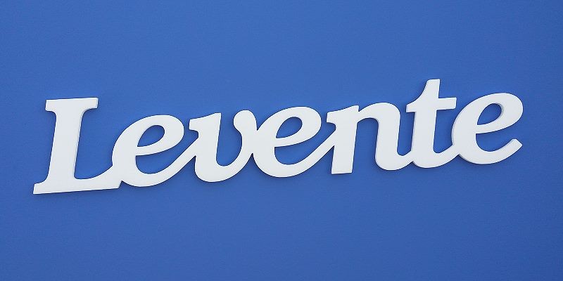 Levente név felirat. Ajtóra vagy gyerekszoba falára felragasztható Levente név felirat.