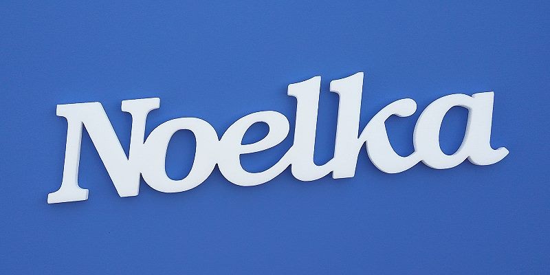 Ajtóra vagy gyerekszoba falára felragasztható Noelka név felirat.