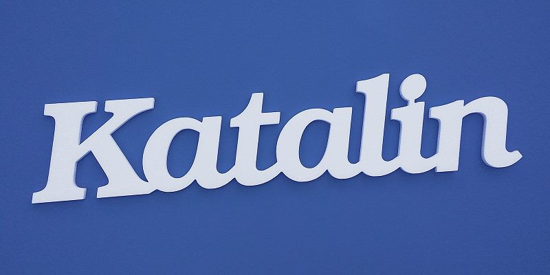 Ajtóra vagy gyerekszoba falára felragasztható Katalin név felirat.