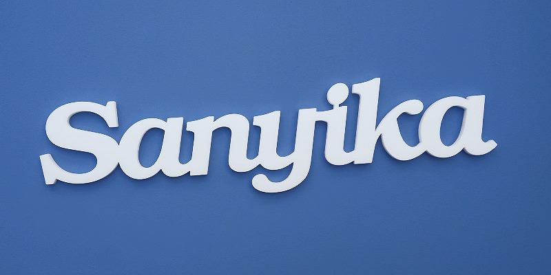 Ajtóra vagy gyerekszoba falára felragasztható Sanyika név felirat.