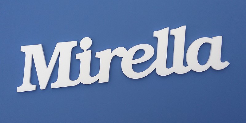 Ajtóra vagy gyerekszoba falára felragasztható Mirella név felirat.