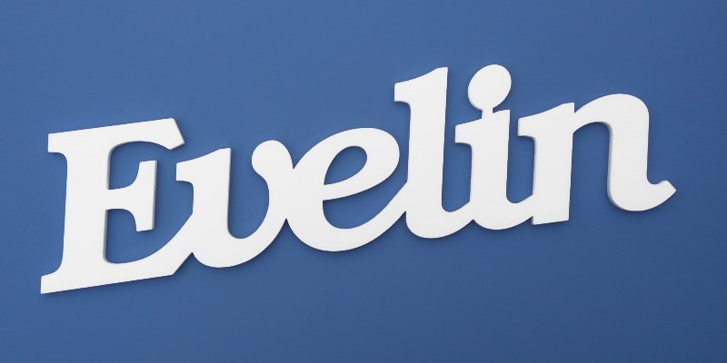 Evelin név felirat. Ajtóra vagy gyerekszoba falára felragasztható Evelin név felirat.