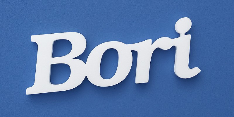 Bori név felirat. Ajtóra vagy gyerekszoba falára felragasztható Bori név felirat.