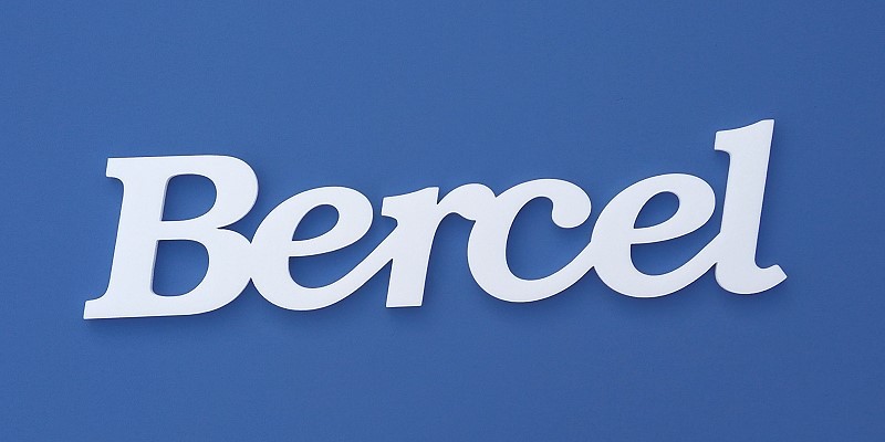 Bercel név felirat. Ajtóra vagy gyerekszoba falára felragasztható Bercel név felirat.