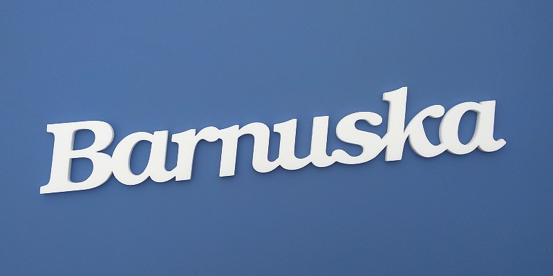Barnuska név felirat. Ajtóra vagy gyerekszoba falára felragasztható Barnuska név felirat.