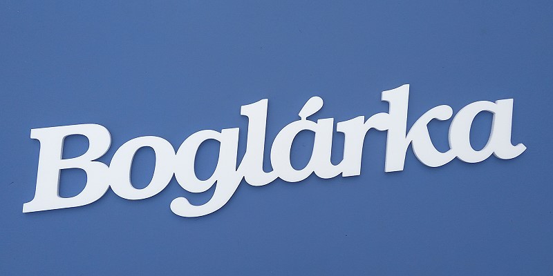 Ajtóra vagy gyerekszoba falára felragasztható Boglárka név felirat.