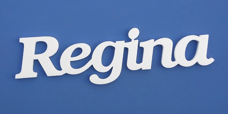 Regina név felirat. Ajtóra vagy gyerekszoba falára felragasztható Regina név felirat.