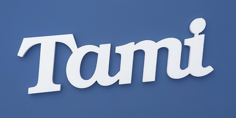 Ajtóra vagy gyerekszoba falára felragasztható Tami név felirat.