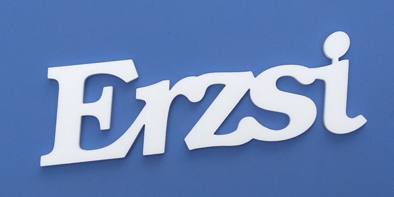 Ajtóra vagy gyerekszoba falára felragasztható Erzsi név felirat.