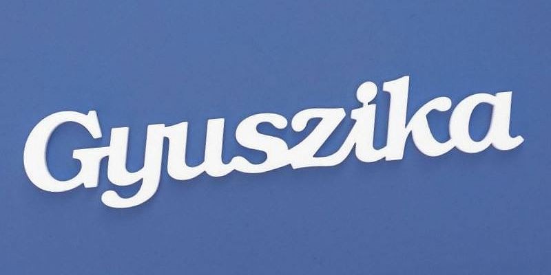 Gyuszika név felirat. Ajtóra vagy gyerekszoba falára felragasztható Gyuszika név felirat.