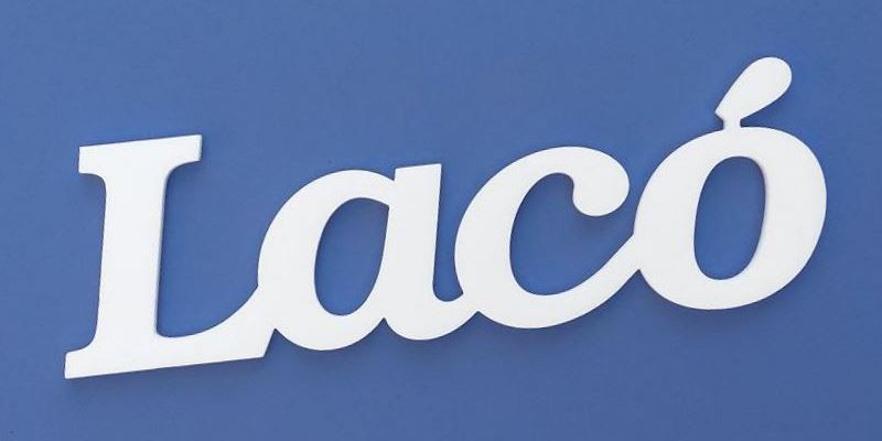 Ajtóra vagy gyerekszoba falára felragasztható Lacó név felirat.