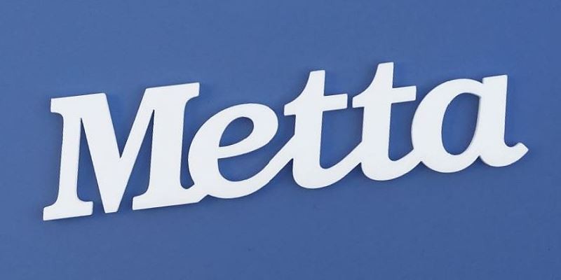 Ajtóra vagy gyerekszoba falára felragasztható Metta név felirat.