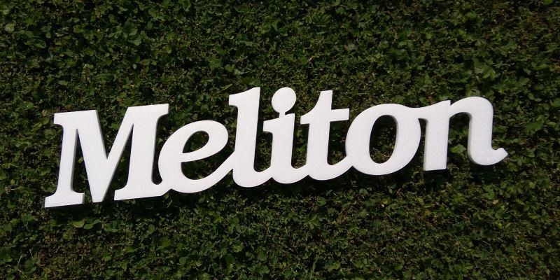 Meliton név felirat. Ajtóra vagy gyerekszoba falára felragasztható Meliton név felirat.