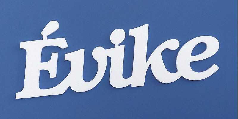 Ajtóra vagy gyerekszoba falára felragasztható Évike név felirat.