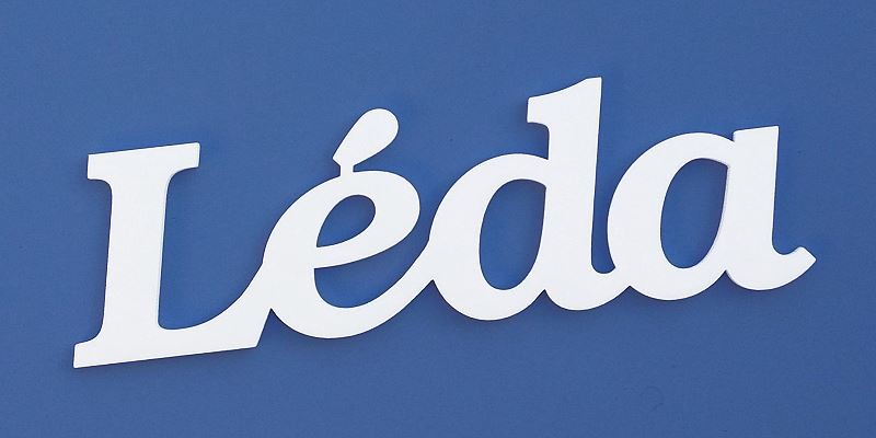 Léda név felirat. Ajtóra vagy gyerekszoba falára felragasztható Léda név felirat.