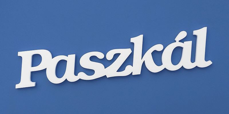 Ajtóra vagy gyerekszoba falára felragasztható Paszkál név felirat.