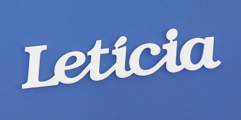 Letícia név felirat. Ajtóra vagy gyerekszoba falára felragasztható Letícia név felirat.