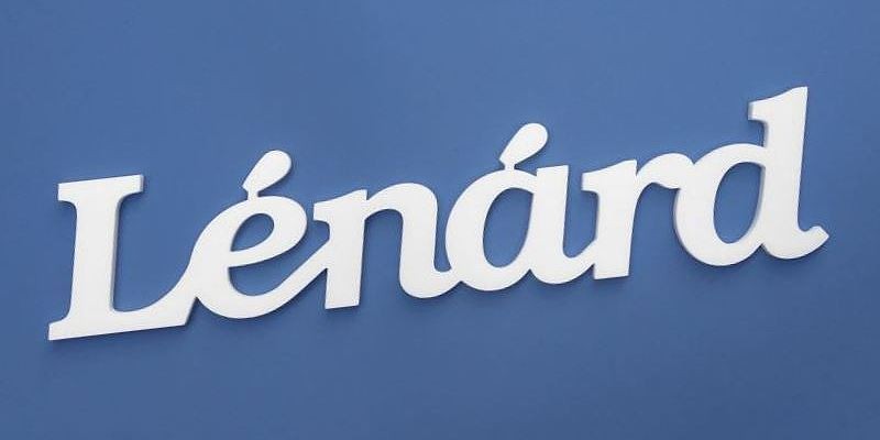 Ajtóra vagy gyerekszoba falára felragasztható Lénárd név felirat.