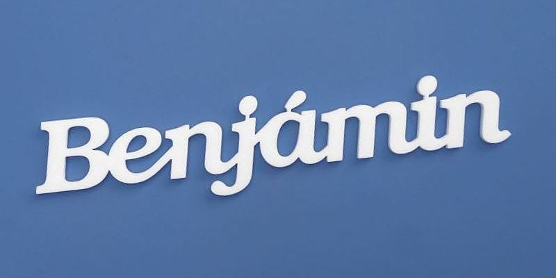 Ajtóra vagy gyerekszoba falára felragasztható Benjámin név felirat.