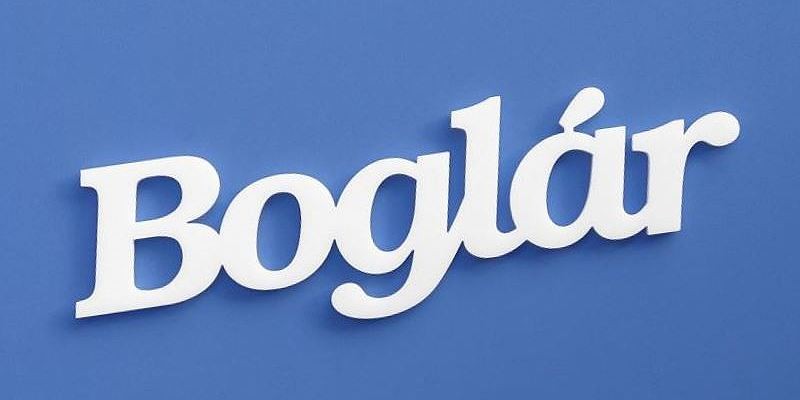 Ajtóra vagy gyerekszoba falára felragasztható Boglár név felirat.