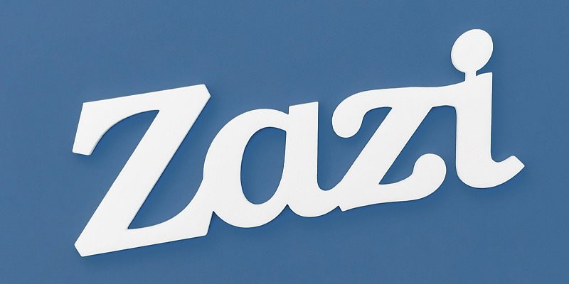 Ajtóra vagy gyerekszoba falára felragasztható Zazi név felirat.