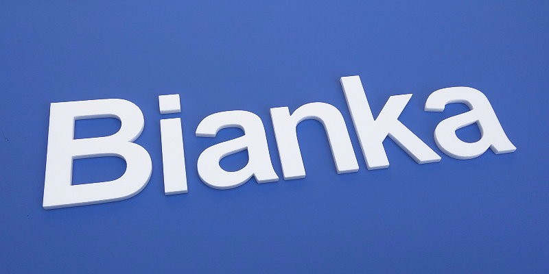 Habbetűkből készült Bianka név felirat.
