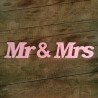Dekorációs célra készült Mr & Mrs felirat.