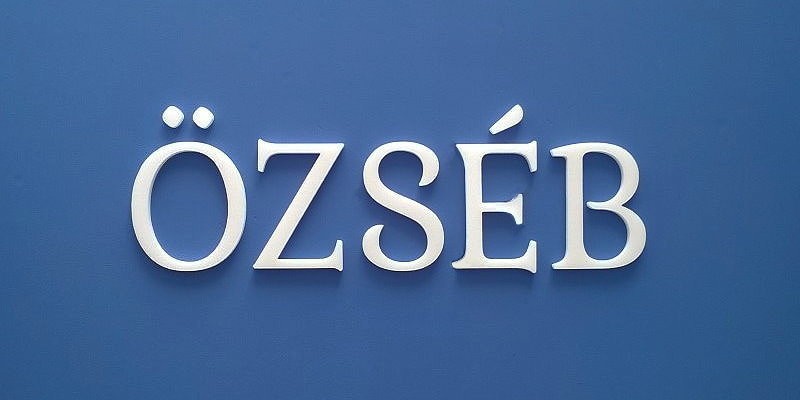 Gabi habbetűkből összeállított ÖZSÉB név felirat.