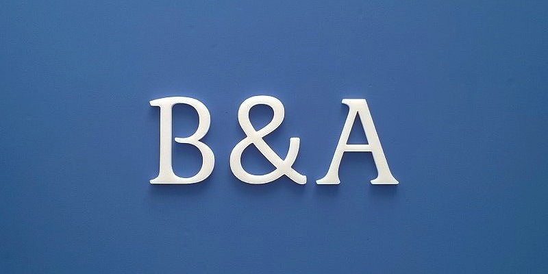 B & A felirat. Gabi habbetűkből összeállított B & A felirat.