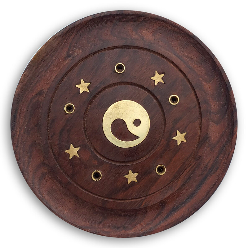 Fából készült kerek füstölőtartó sárgaréz díszítésekkel