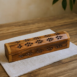 Fából készült füstölőtartó doboz egy asztalon