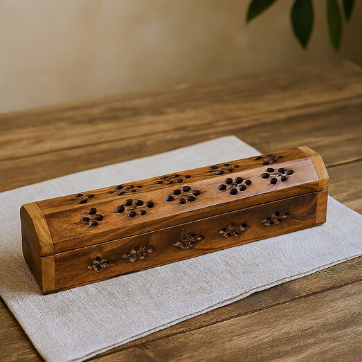 Fából készült füstölőtartó doboz egy asztalon