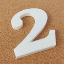 2 cm vastag 2-es dőlt hungarocell számjegy oldalnézetből, közelről mutatva az anyagvastagságot