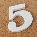 2 cm vastag 5-ös dőlt hungarocell számjegy oldalnézetből, közelről mutatva az anyagvastagságot