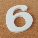 2 cm vastag 6-os dőlt hungarocell számjegy oldalnézetből, közelről mutatva az anyagvastagságot