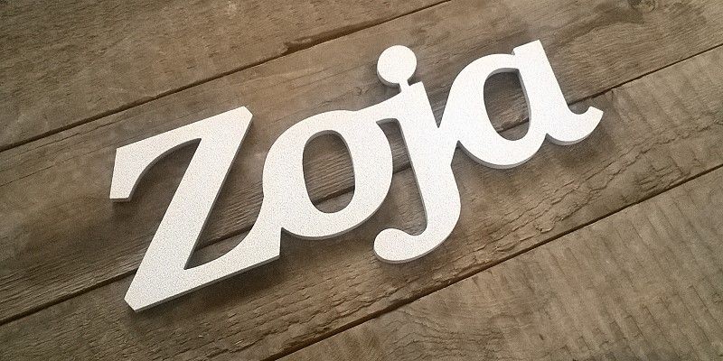 Ajtóra vagy gyerekszoba falára felragasztható Zoja név felirat.